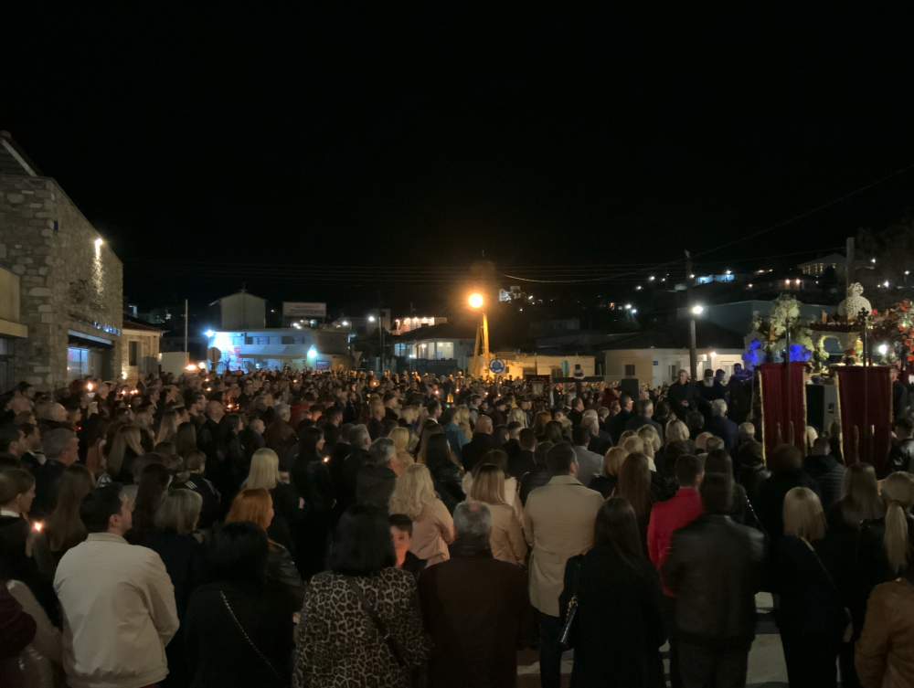 Πλήθος κόσμου στην περιφορά των Επιταφίων