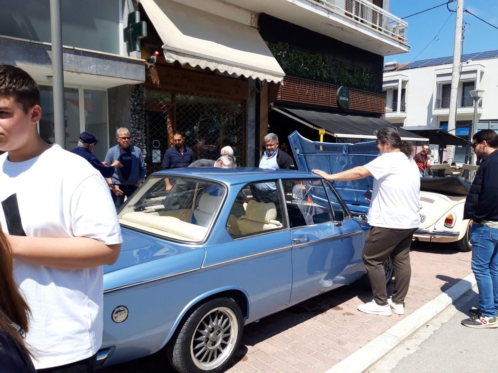 Εντυπωσίασαν τα κλασικά οχήματα στον Δήμο Ρήγα Φεραίου