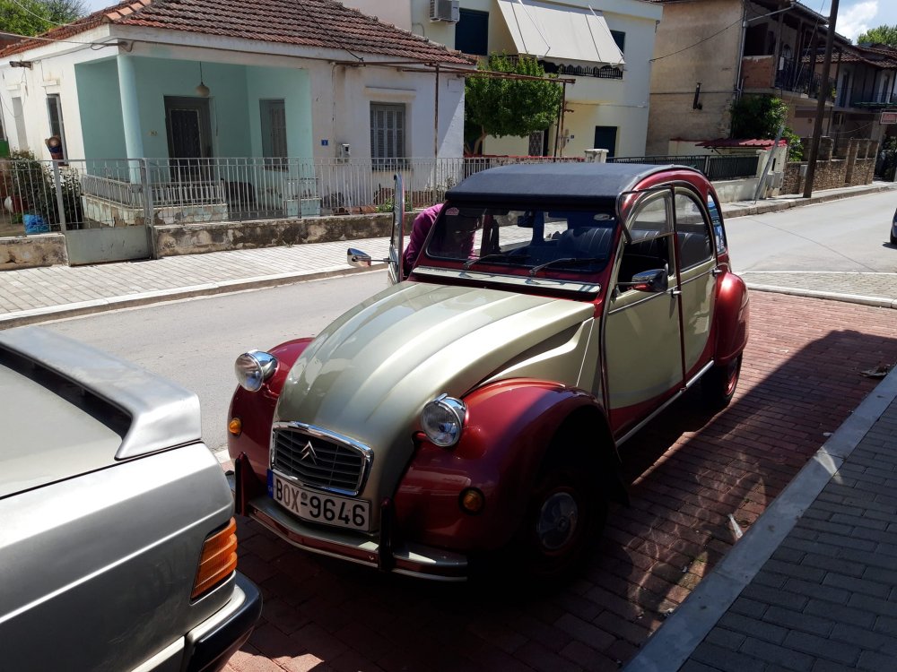 Εντυπωσίασαν τα κλασικά οχήματα στον Δήμο Ρήγα Φεραίου