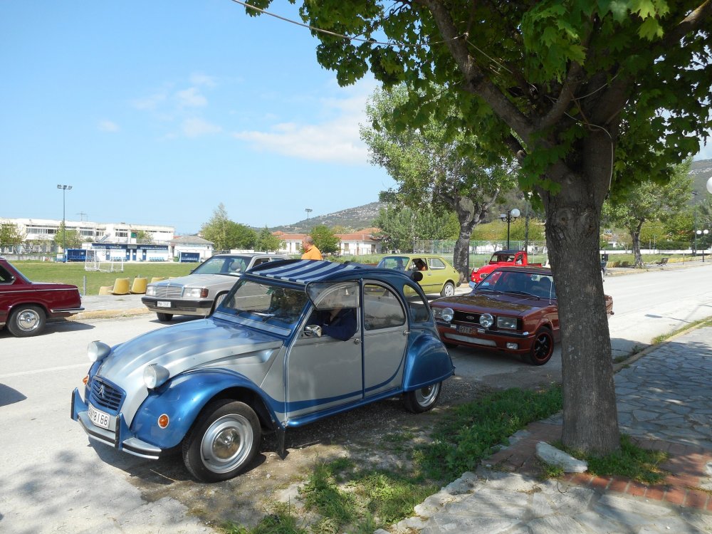 Εντυπωσίασαν τα κλασικά οχήματα στον Δήμο Ρήγα Φεραίου