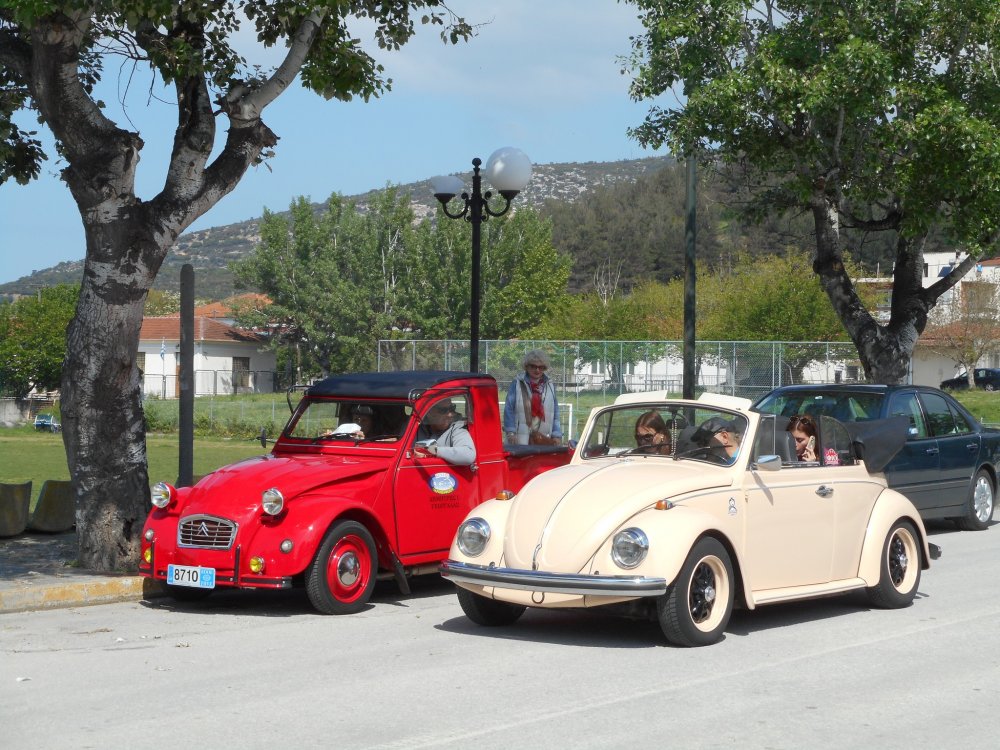 Εντυπωσίασαν τα κλασικά οχήματα στον Δήμο Ρήγα Φεραίου