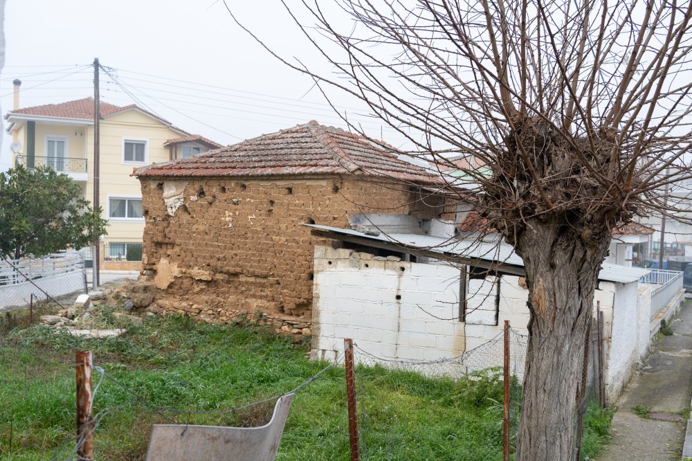 Πωλείται γωνιακό οικόπεδο με ισόγεια οικία στο Βελεστίνο