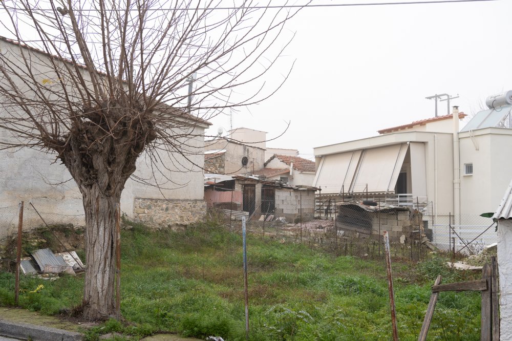 Πωλείται γωνιακό οικόπεδο με ισόγεια οικία στο Βελεστίνο