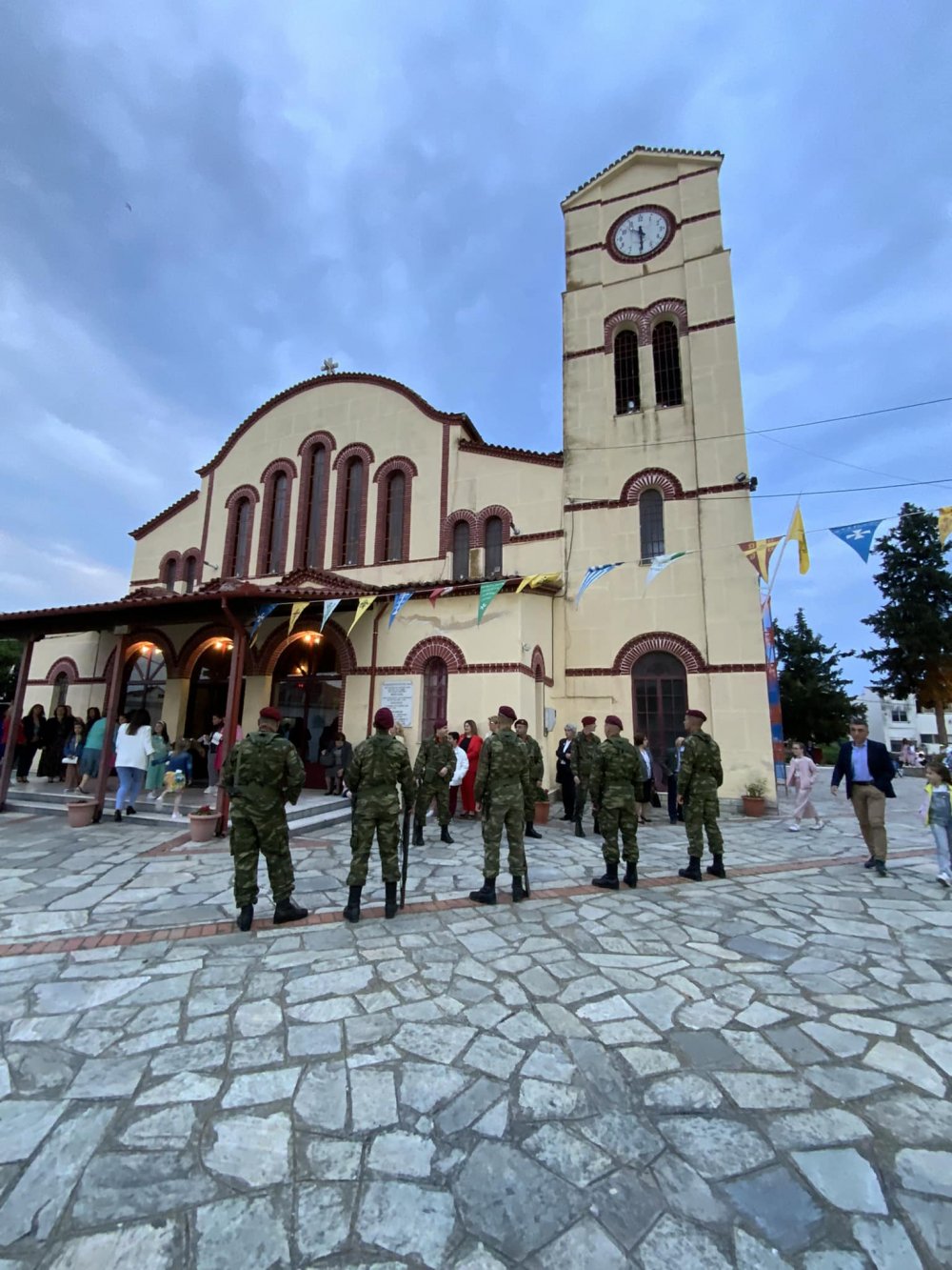 Πλήθος πιστών στους εορτασμούς των Αγίων Κωνσταντίνου και Ελένης