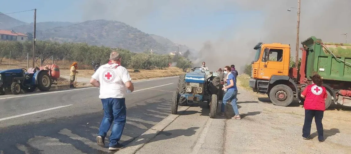 Κοντά στους πυρόπληκτους ο Ερυθρός Σταυρός