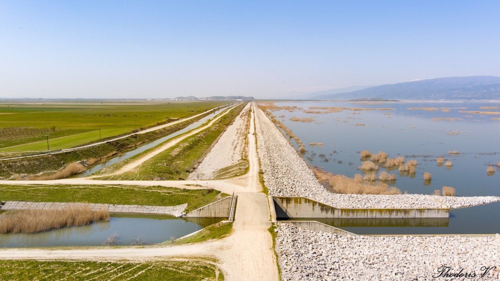 ΔΕΝ κάνεις πολιτική με το νερό, γιατί δεν την αντέχει κι... εξατμίζεται