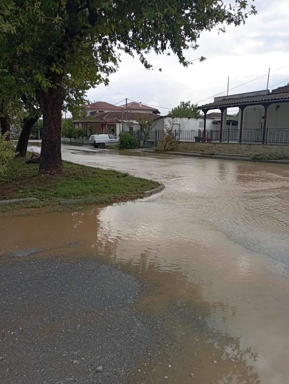 Ζημιές και στον Ριζόμυλο που πλημμύρισε χθες βράδυ