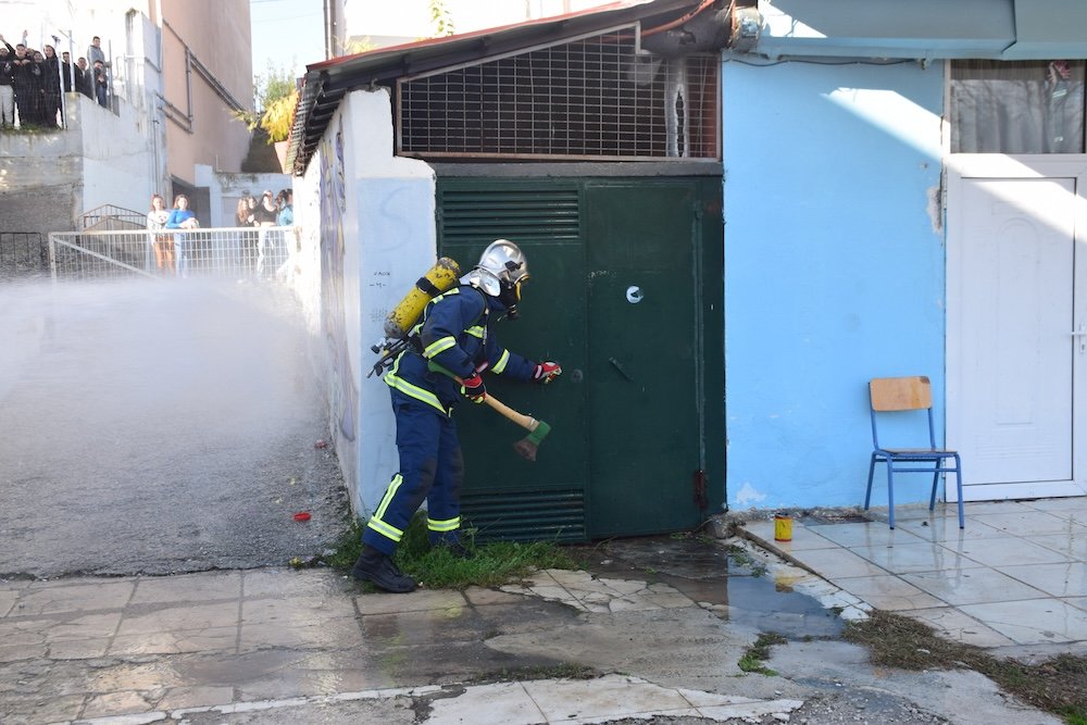 Εικόνες από την άσκηση σεισμού στο ΓΕΛ Βελεστίνου