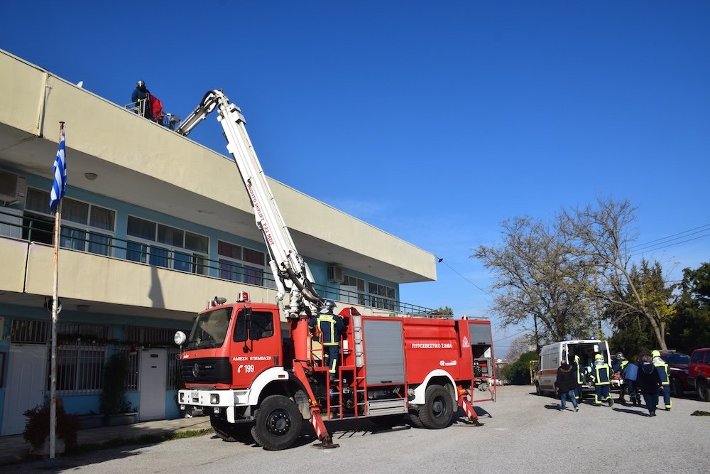 Εικόνες από την άσκηση σεισμού στο ΓΕΛ Βελεστίνου