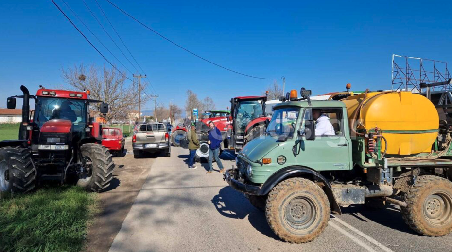 Μπλόκο αγροτών στον Ριζόμυλο - Κλειστή η επαρχιακή οδός