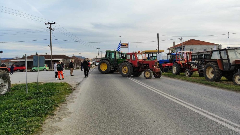 Εξήντα τρακτέρ έκλεισαν τον δρόμο στο Στεφανοβίκειο