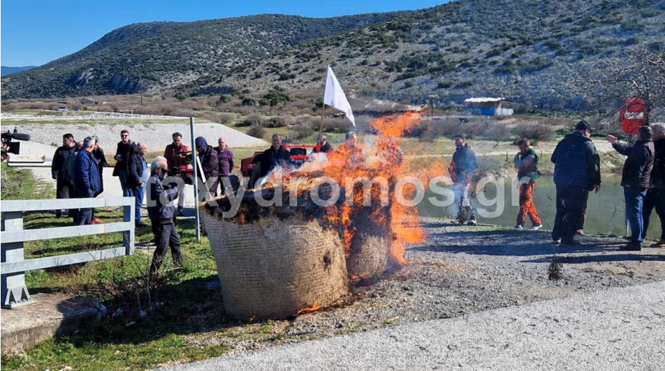 Εκαψαν άχυρα στην κινητοποίηση στο θυρόφραγμα της Κάρλας