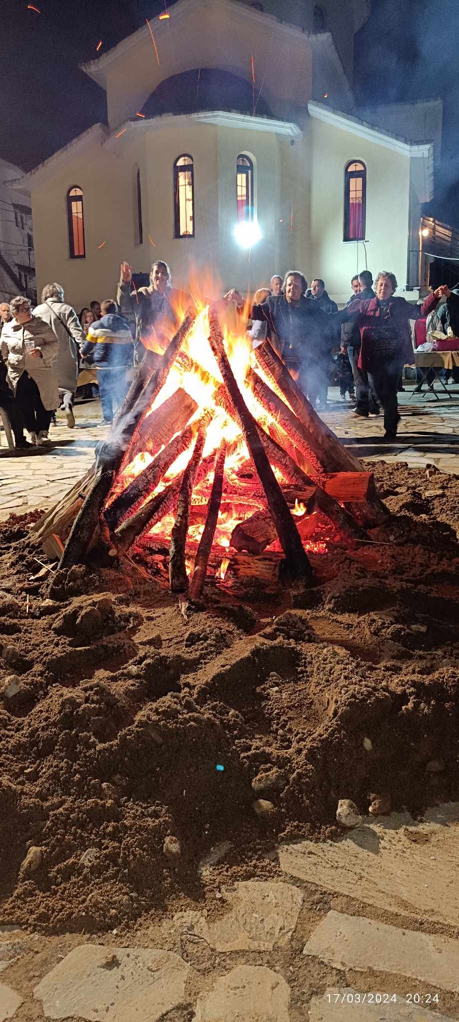 Εικόνες από την φωτιά στην Πλατεία Μικρασιατών