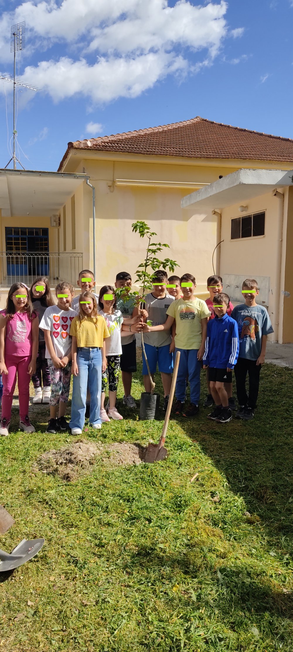 Φύτεψαν μουριές οι μαθητές στο 1ο Δημοτικό Σχολείο