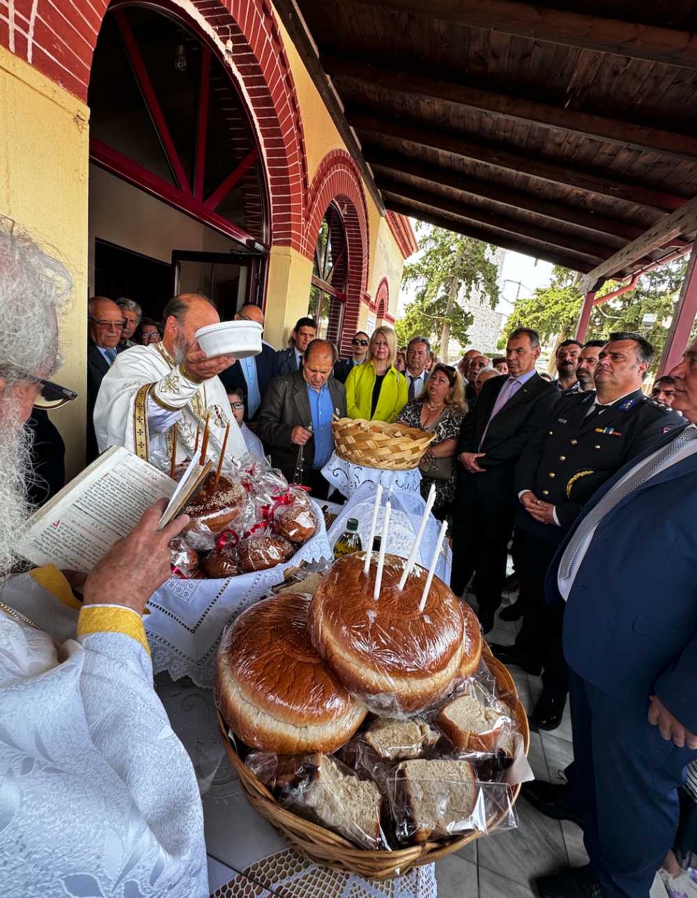 Πλήθος πιστών στους εορτασμούς των Αγίων Κωνσταντίνου και Ελένης
