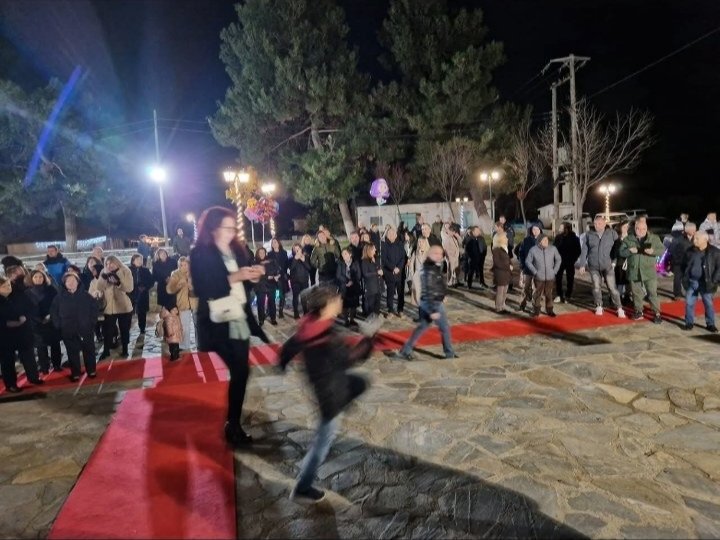 Περίβλεπτο: Εικόνες από την Φωταγώγηση του Χριστουγεννιάτικου Δέντρου