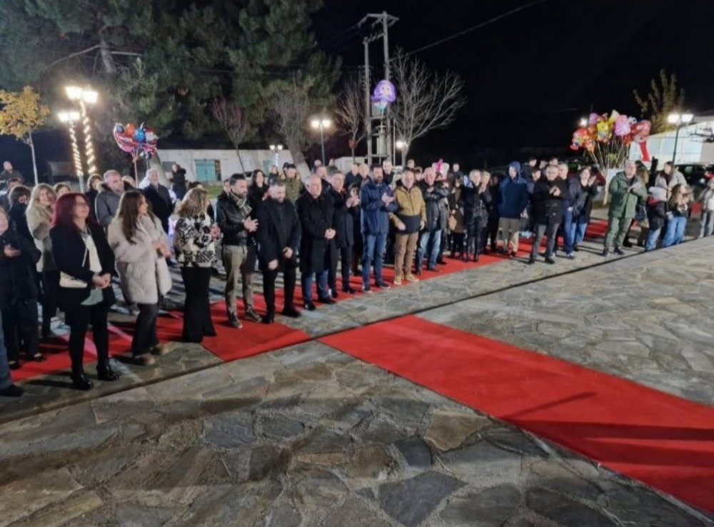 Περίβλεπτο: Εικόνες από την Φωταγώγηση του Χριστουγεννιάτικου Δέντρου