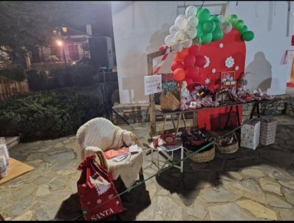 Περίβλεπτο: Εικόνες από την Φωταγώγηση του Χριστουγεννιάτικου Δέντρου