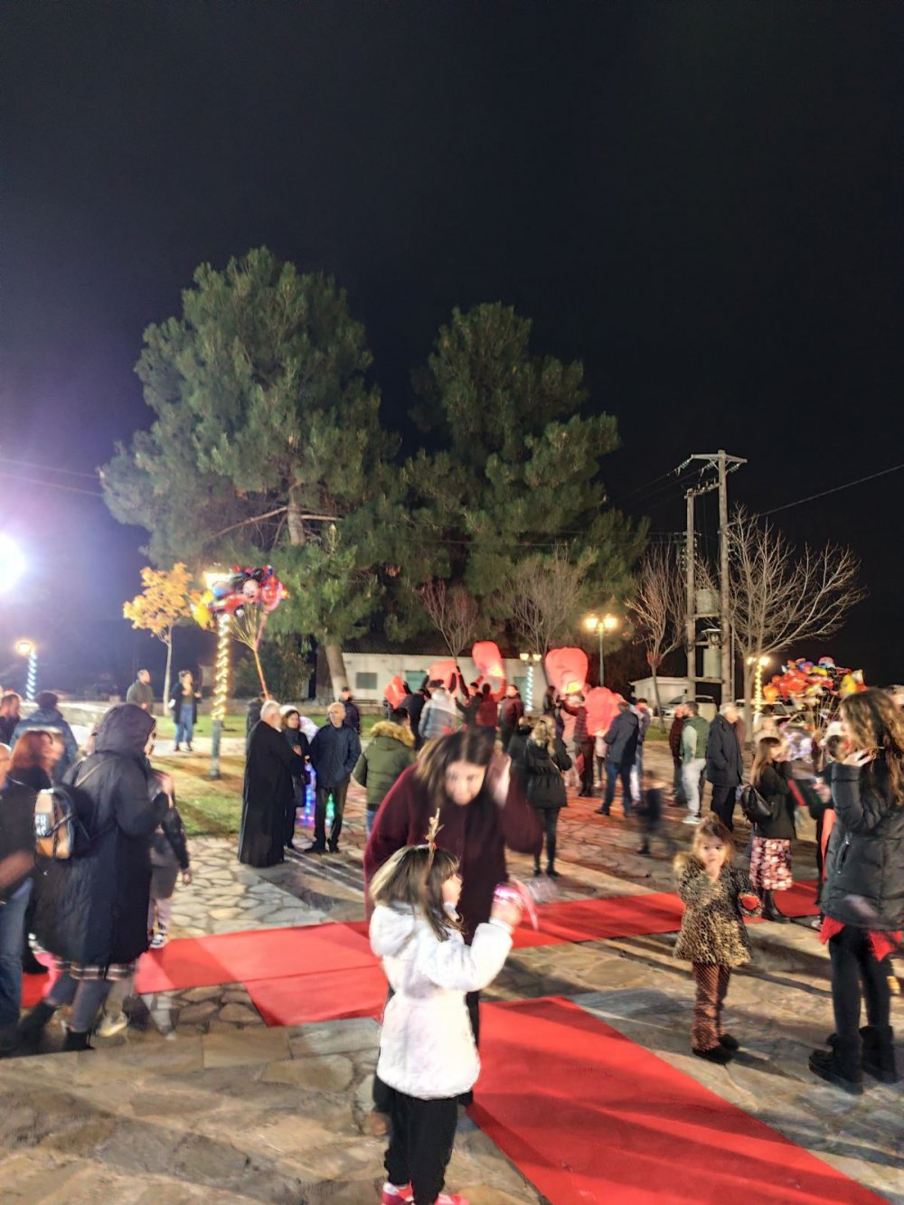 Περίβλεπτο: Εικόνες από την Φωταγώγηση του Χριστουγεννιάτικου Δέντρου
