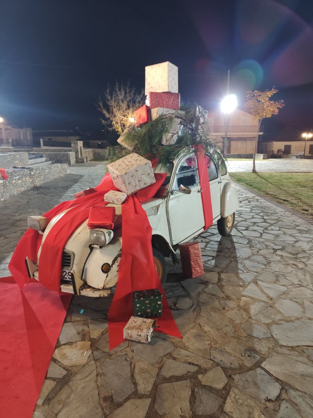 Περίβλεπτο: Εικόνες από την Φωταγώγηση του Χριστουγεννιάτικου Δέντρου