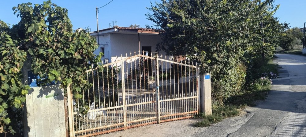Πωλείται οικόπεδο με σπίτι και παρακείμενο οικόπεδο στο Τσιφλίκι