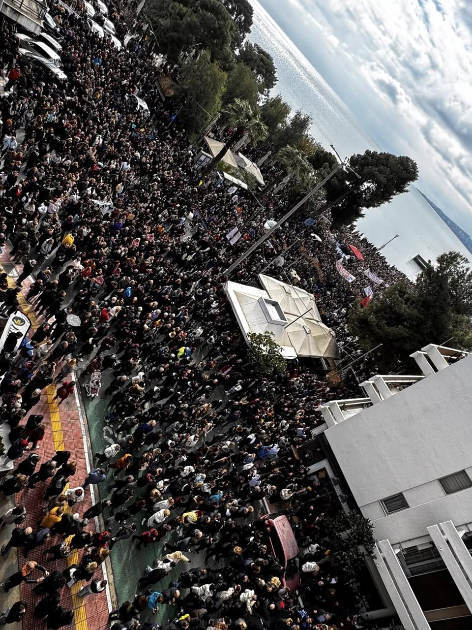 Μεγαλειώδης πορεία μνήμης και διαμαρτυρίας για τα Τέμπη στον Βόλο