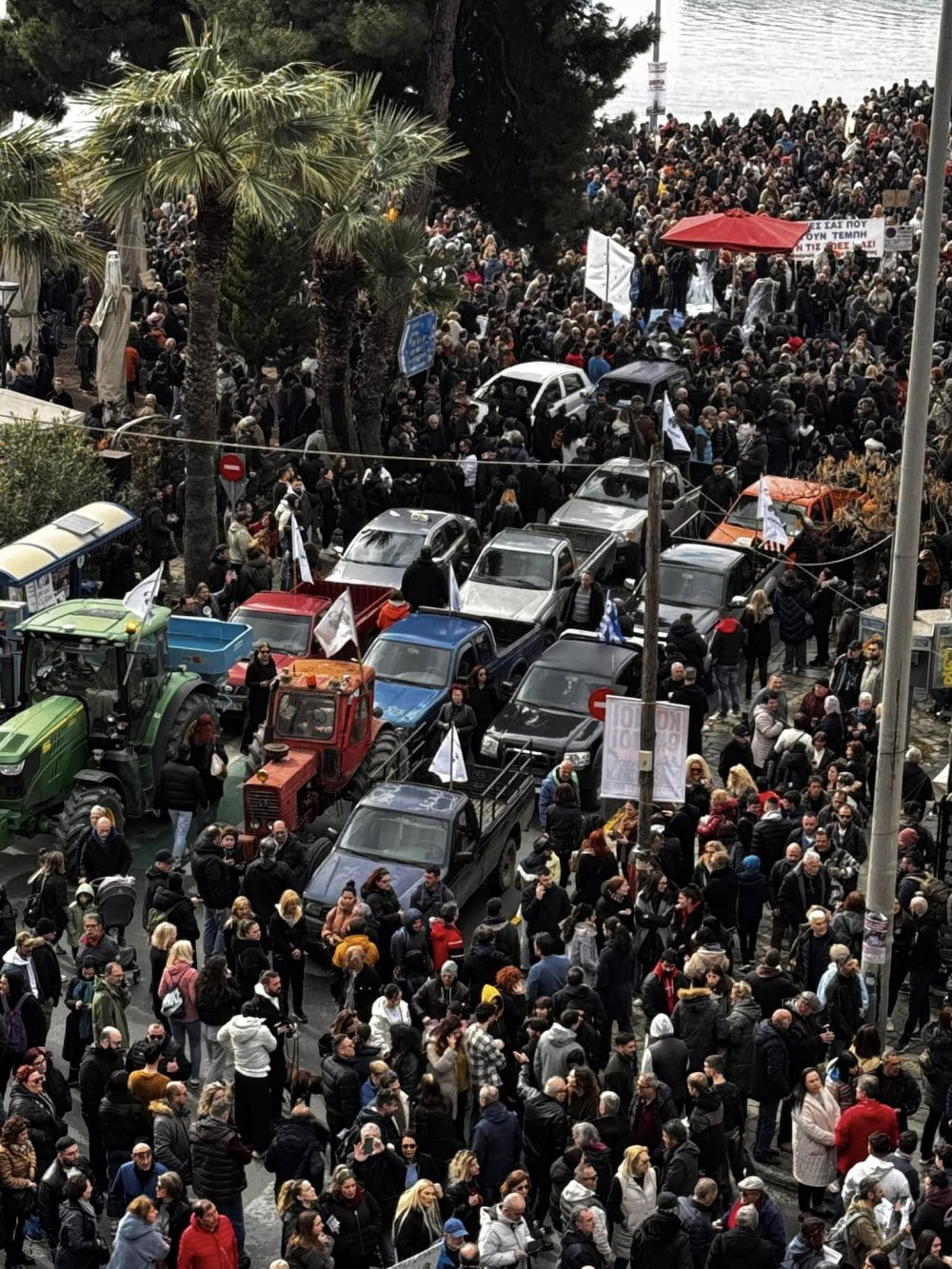 Μεγαλειώδης πορεία μνήμης και διαμαρτυρίας για τα Τέμπη στον Βόλο