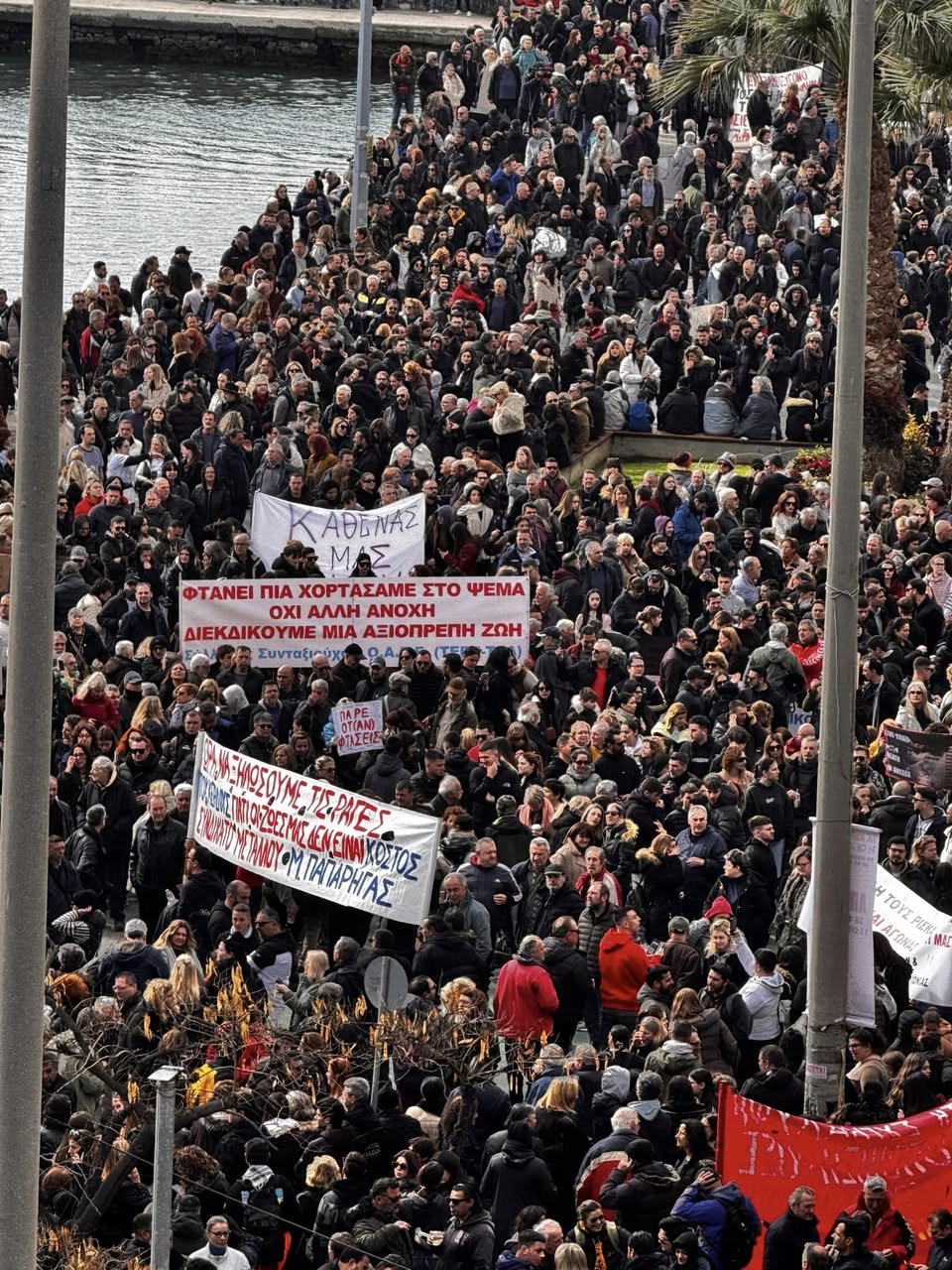 Μεγαλειώδης πορεία μνήμης και διαμαρτυρίας για τα Τέμπη στον Βόλο