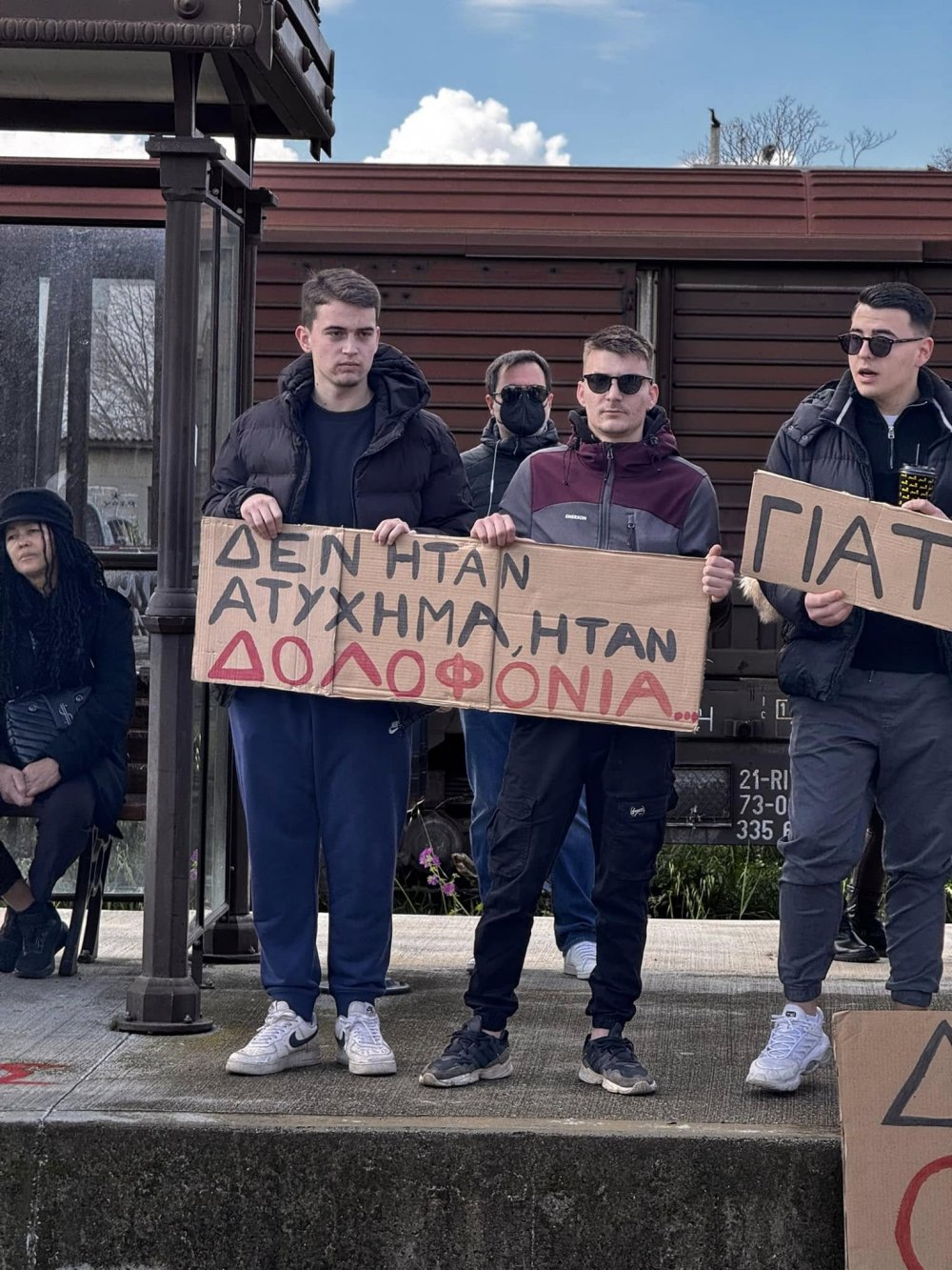 Μεγαλειώδης πορεία μνήμης και διαμαρτυρίας για τα Τέμπη στον Βόλο