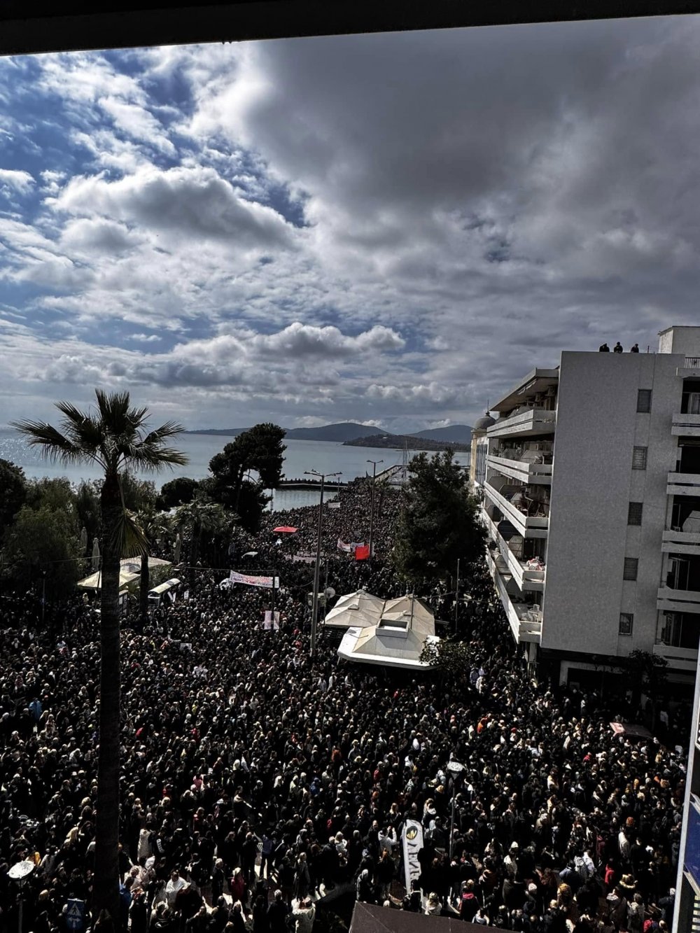 Μεγαλειώδης πορεία μνήμης και διαμαρτυρίας για τα Τέμπη στον Βόλο