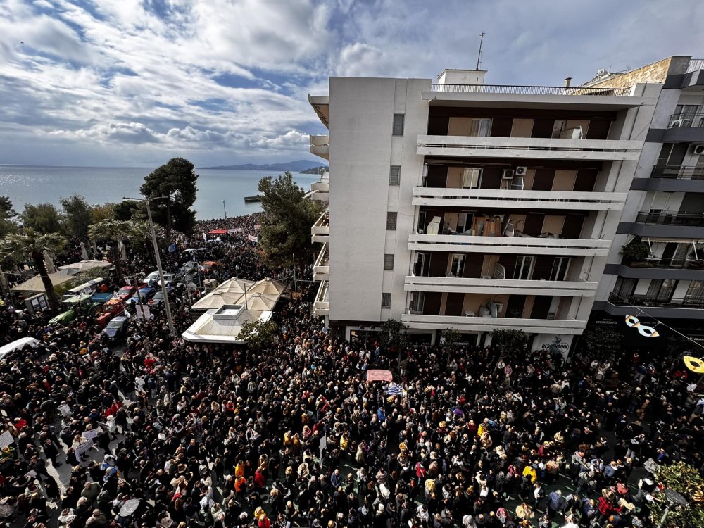 Μεγαλειώδης πορεία μνήμης και διαμαρτυρίας για τα Τέμπη στον Βόλο
