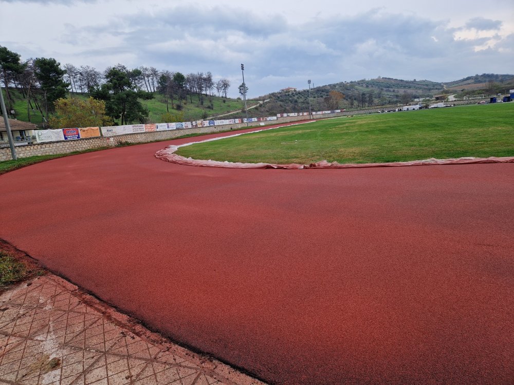 Τοποθετείται το νέο ταρτάν        