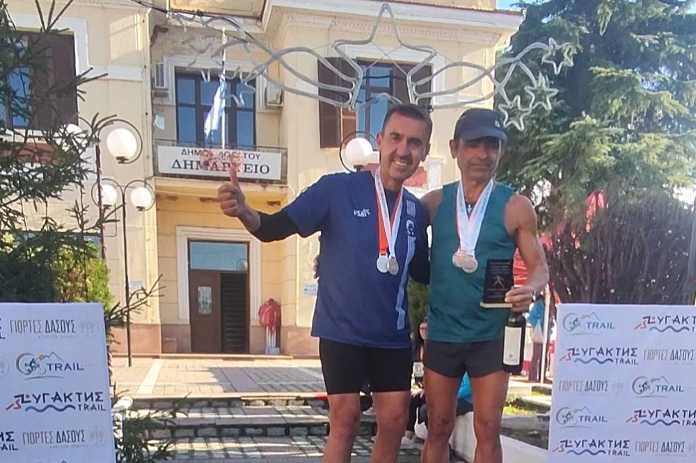 Μετάλλιο με επετειακή φανέλα Ρήγα για τον Στέργιο Κουσκουρίδα