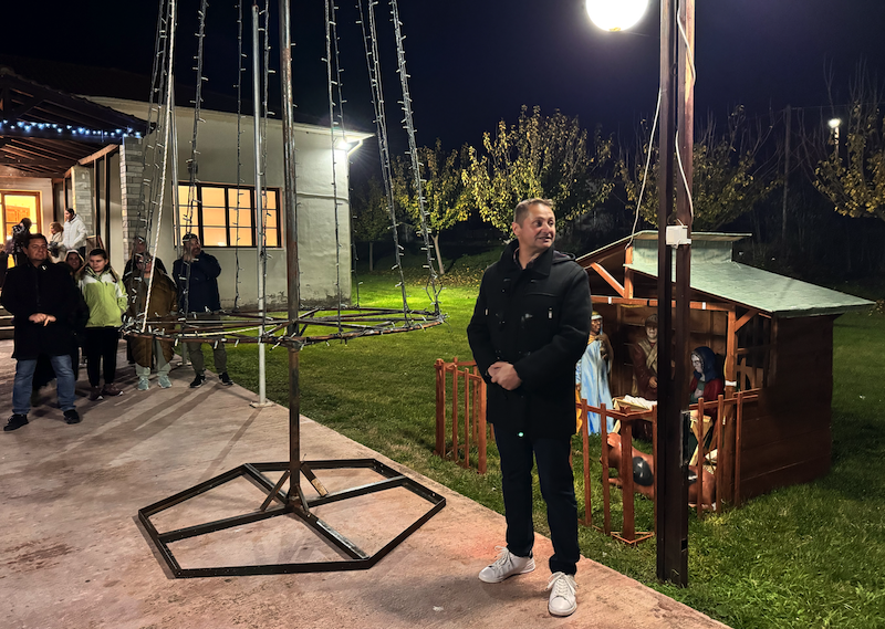 Εικόνες από την φωταγώγηση του χριστουγεννιάτικου δέντρου στο Αερινό