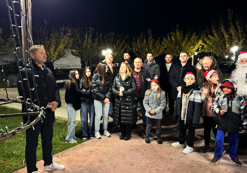 Εικόνες από την φωταγώγηση του χριστουγεννιάτικου δέντρου στο Αερινό