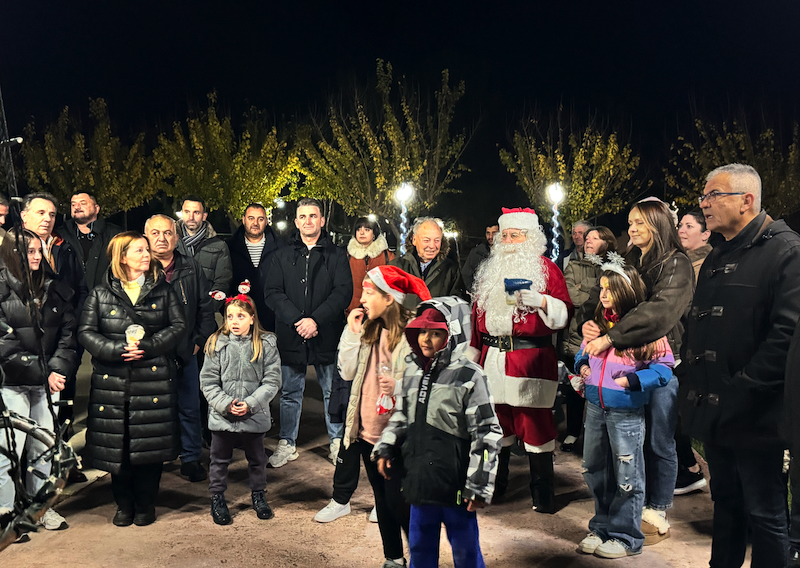 Εικόνες από την φωταγώγηση του χριστουγεννιάτικου δέντρου στο Αερινό