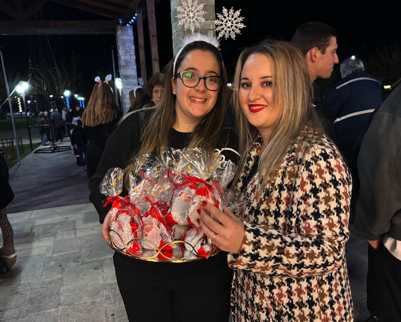 Εικόνες από την φωταγώγηση του χριστουγεννιάτικου δέντρου στο Αερινό