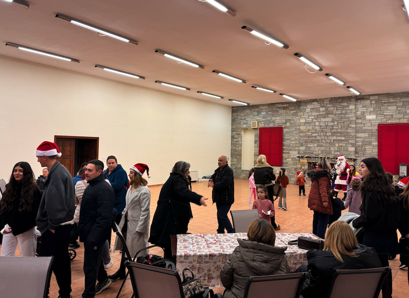 Εικόνες από την φωταγώγηση του χριστουγεννιάτικου δέντρου στο Αερινό