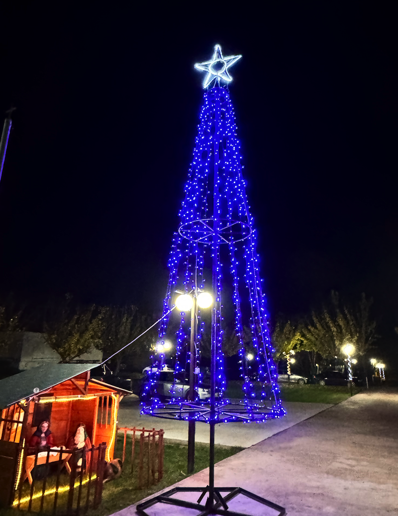 Εικόνες από την φωταγώγηση του χριστουγεννιάτικου δέντρου στο Αερινό