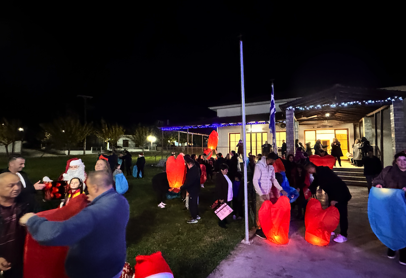 Εικόνες από την φωταγώγηση του χριστουγεννιάτικου δέντρου στο Αερινό