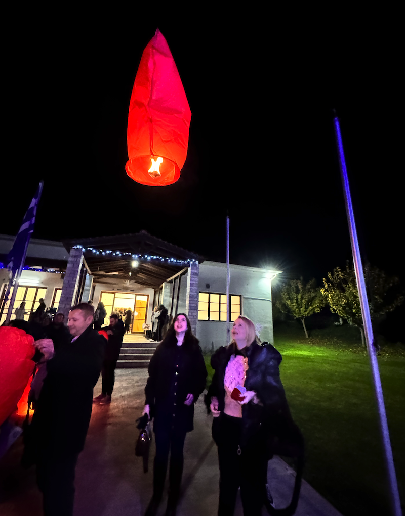 Εικόνες από την φωταγώγηση του χριστουγεννιάτικου δέντρου στο Αερινό