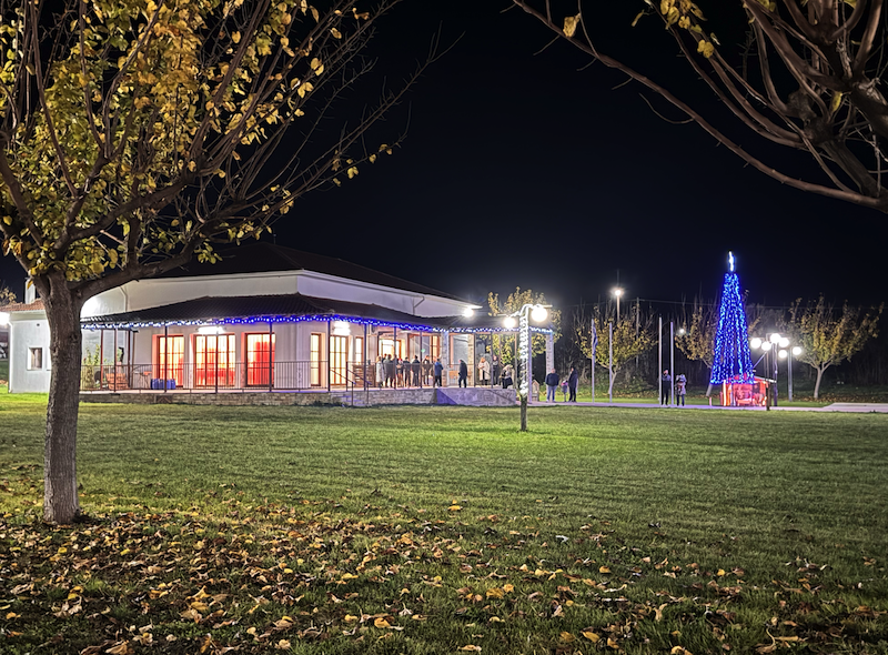 Εικόνες από την φωταγώγηση του χριστουγεννιάτικου δέντρου στο Αερινό