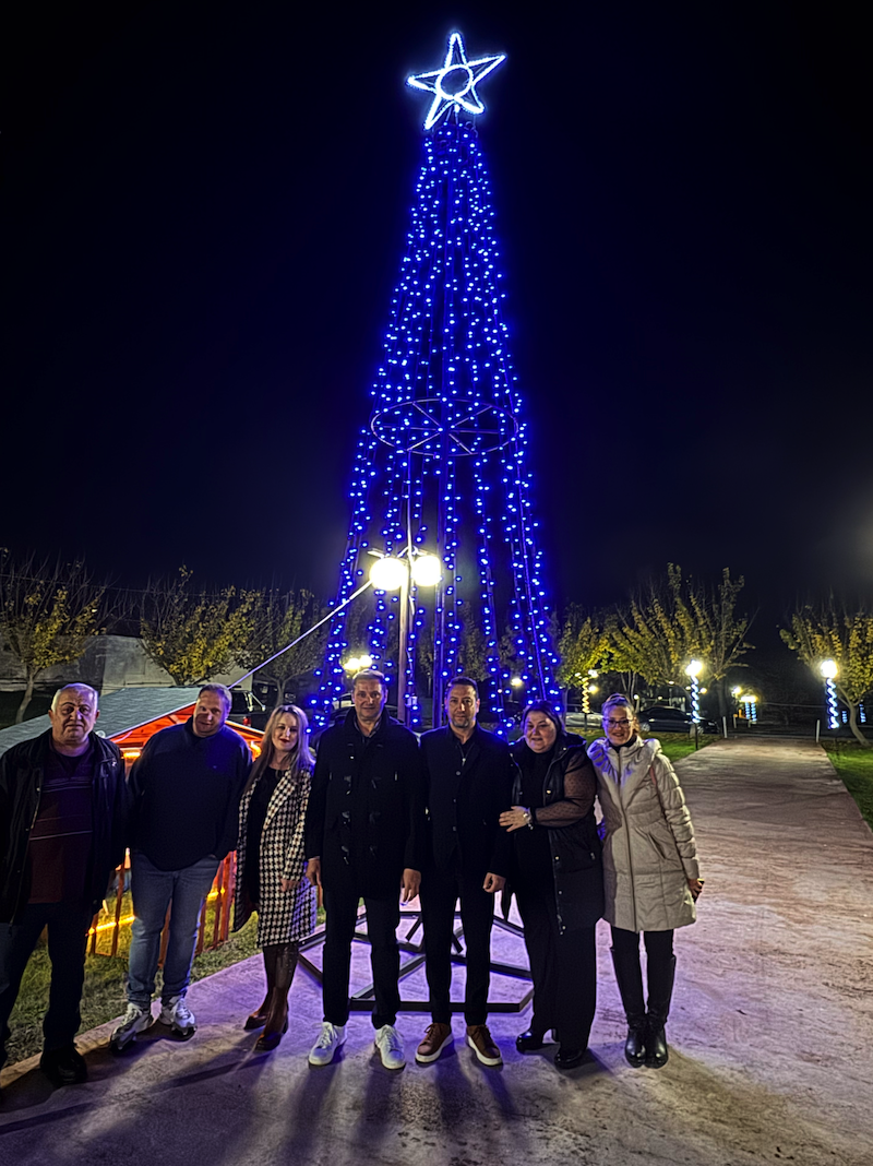 Εικόνες από την φωταγώγηση του χριστουγεννιάτικου δέντρου στο Αερινό