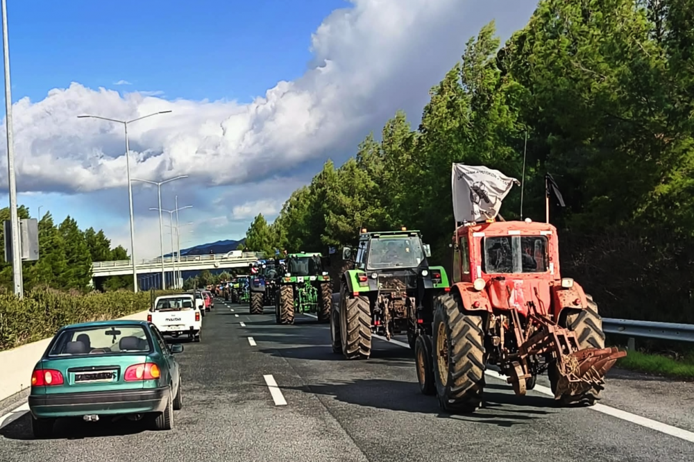 Το κομβόι τρακτέρ από το Μπλόκο Νίκαιας