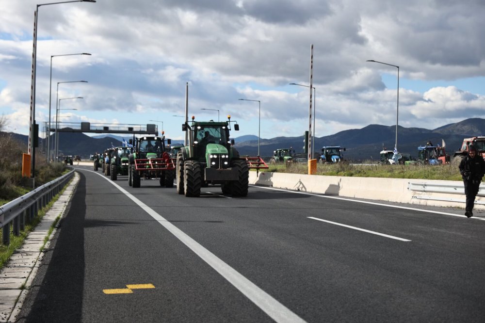 Ξεκίνησε η αποχώρηση των τρακτέρ από τις σήραγγες των Τεμπών