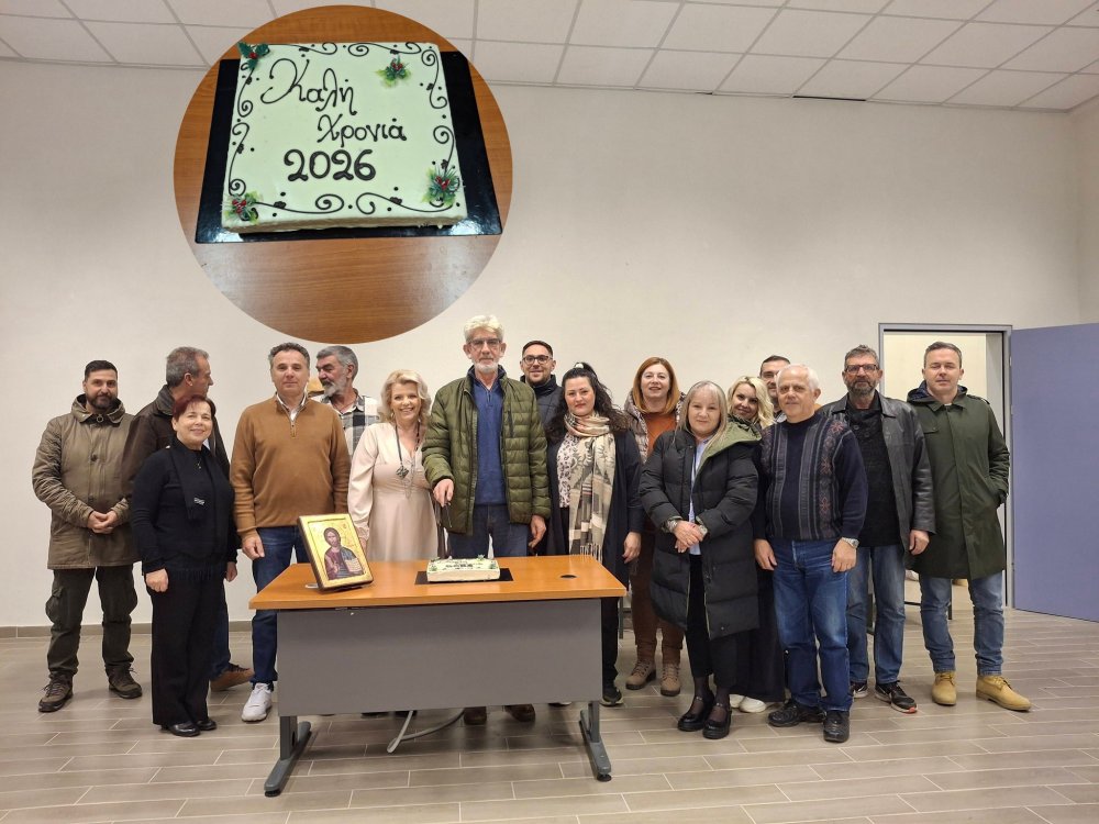 Κοπή πίτας στο "σανίδι" 