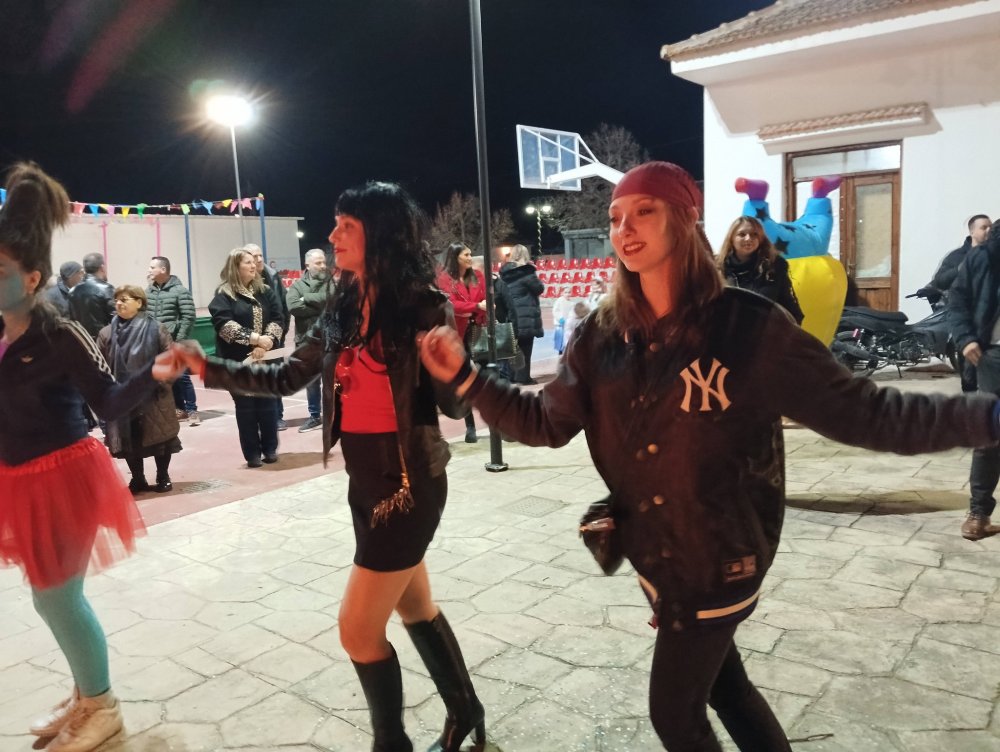 Με χορό και γλέντι το άναμμα της φωτιάς στον Ριζόμυλο