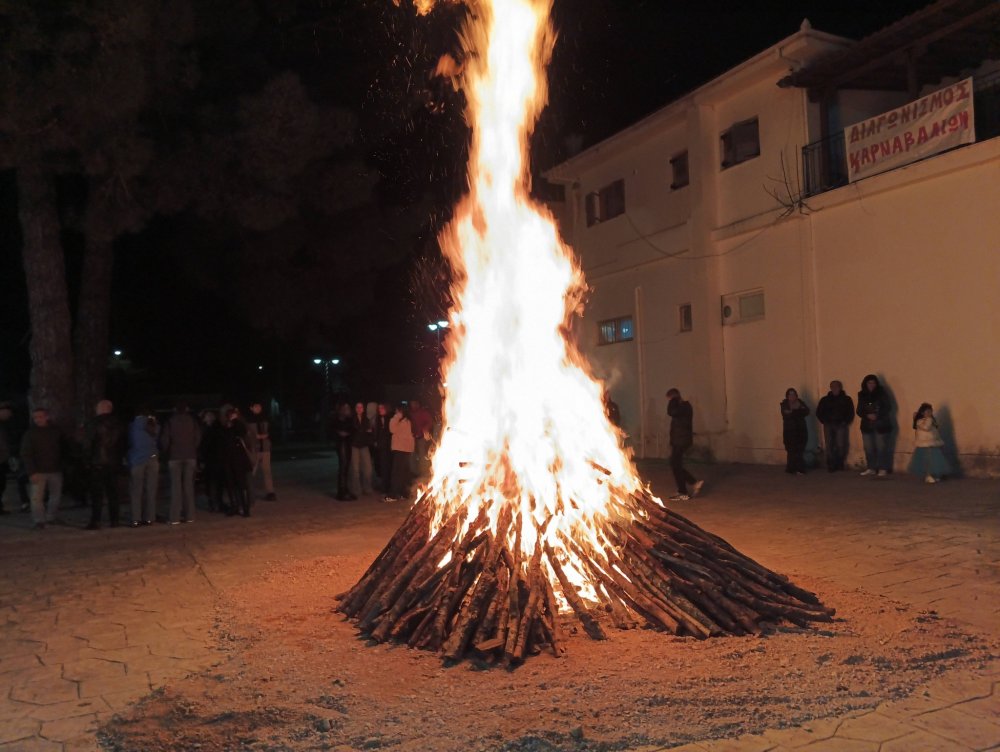 Με χορό και γλέντι το άναμμα της φωτιάς στον Ριζόμυλο