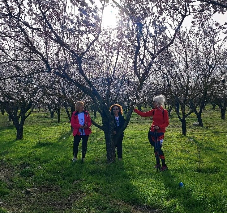 Σε ανοιξιάτικο τοπίο η πεζοπορία της Δευτέρας