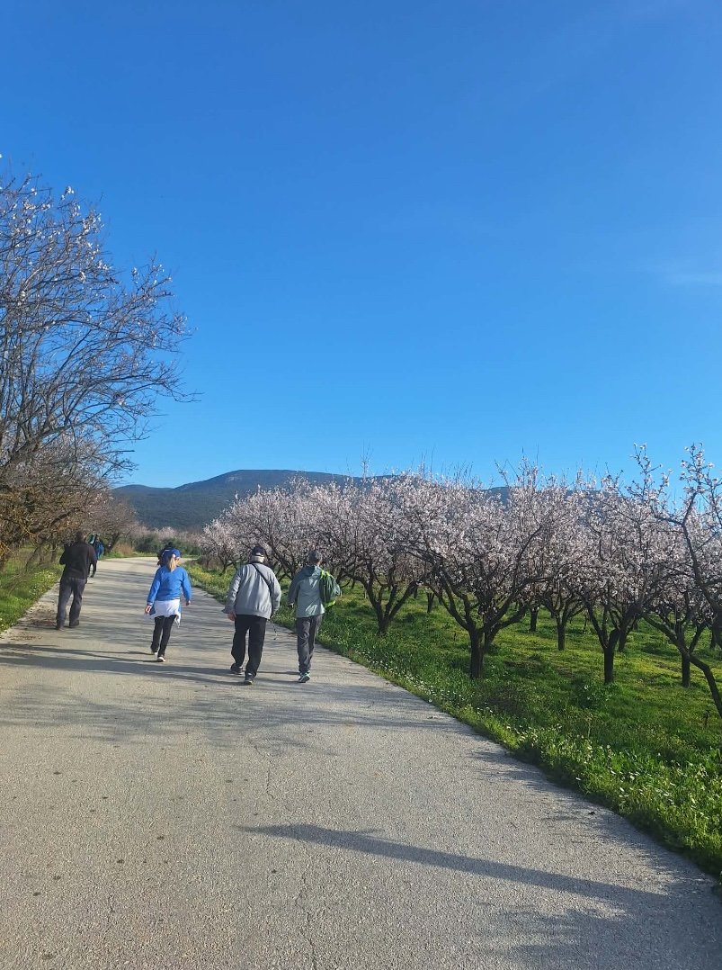 Σε ανοιξιάτικο τοπίο η πεζοπορία της Δευτέρας